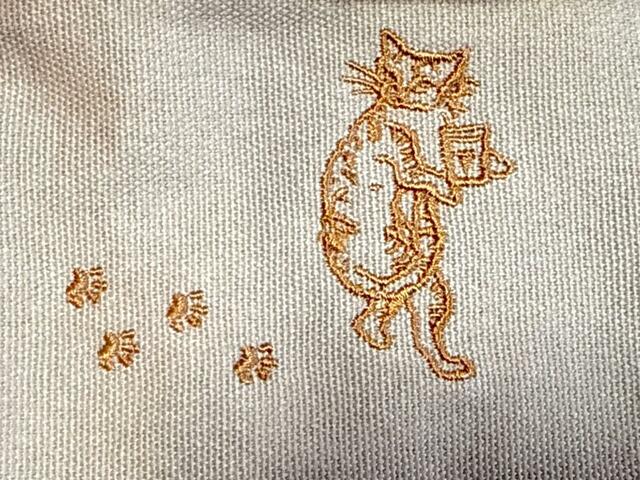 タリーズカップを持っている猫。うさぎ同様、コーヒーを楽しんでいる様子です♪