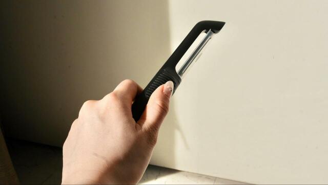 【OXO タテ型 ピーラー】細長い食材は手前から奥に向かって剥き、丸い食材は親指を食材の上に添えて包丁で皮を剥くように使います