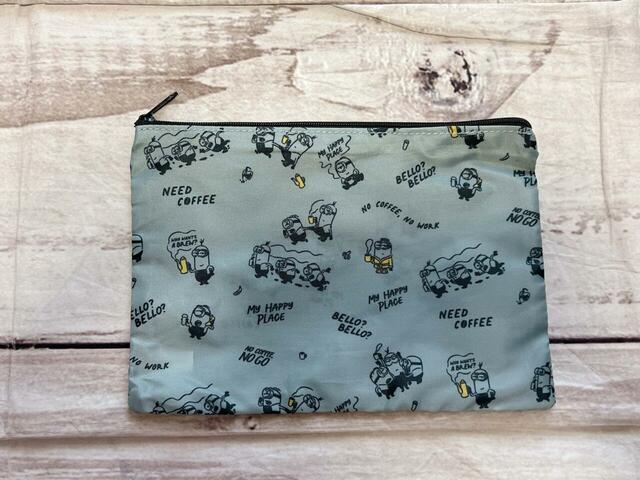 おしゃれな総柄のフラットポーチ