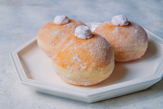 「ストロベリーホイップの生ドーナツ」<期間:2025年12月〜>【【神戸】人気の「自家製パン食べ放題ランチ」に冬限定“いちごの自家製パン”が登場!】