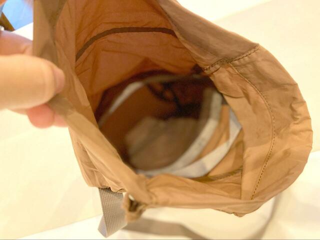 【BEAMS サウナバッグ】口はがぱっと開けられて便利