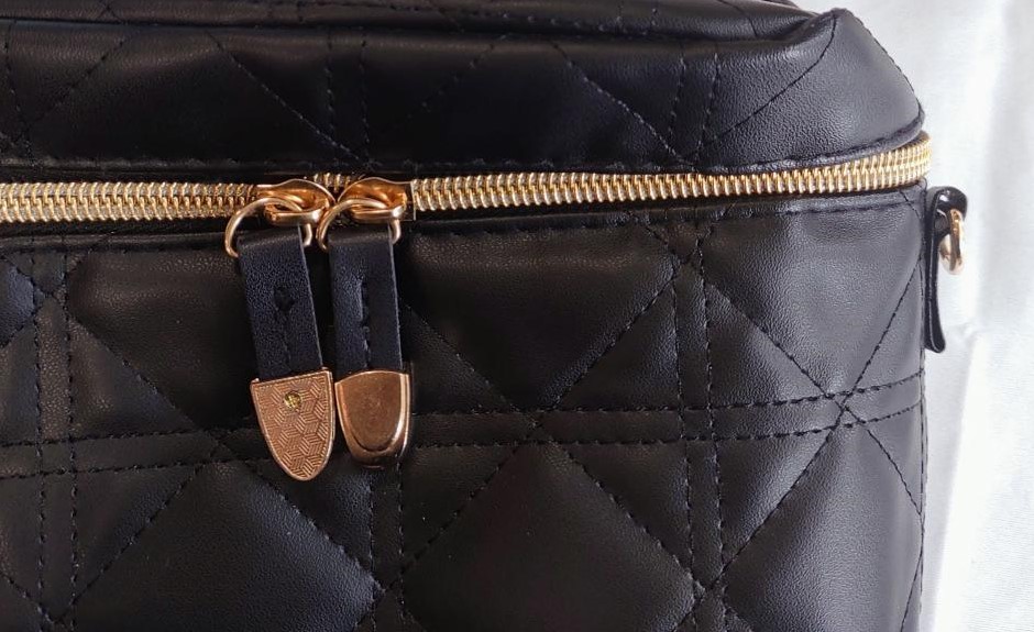 本屋さんで買える上品な「バニティショルダーバッグ」が使いやすい