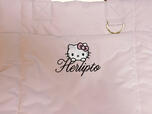 フロントポケットにハローキティとHer lip toのロゴ刺しゅう入り