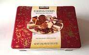 【カークランドシグネチャー　EUROPEAN COOKIES WITH BELGIAN CHOCOLATE（ヨーロピアンクッキーアソート）　1.4kg　1838円】ちょっとしたギフトにも適した、華やかなパッケージ