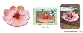 郵便局限定『ムーミン』グッズ【小物トレイ】価格：1,350円（税込）サイズ（約）：タテ5×ヨコ11cm素材：PVCクリップや輪ゴムなどの小物や、ピアスや指輪などのアクセサリーをかわいく収納できます。玄関のカギ置きなどにもおすすめです。