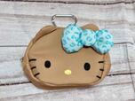 アイスブルーのひょう柄リボンがキュートなキティちゃんのポーチチャーム