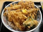 【天茂】天丼。穴子とキス天と野菜天が盛られている。香の物と赤だしがついて1500円