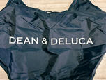 ロゴはホワイトで、ネイビーとのコントラストが爽やか。シンプルながらも、DEAN ＆ DELUCAらしい洗練された雰囲気が魅力