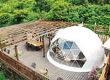 100平方メートル以上あるパノラマデッキにドーム型テントや一枚板の大テーブルやカウンターテーブルが置かれ、専用空間が広いのも魅力だ/日比谷花壇の“STAY”「里楽巣FUJINO」