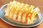 関西「ぎょうざ」のたまらない名店/マルジー餃子(大阪・福島) 餃子(280円)※写真は2人前