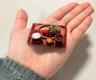 「サイズは手のひらに収まるミニチュアサイズ」＜サイズ：横幅：約5cm、高さ:約1cm～2,6cm（トレー含む）＞【ジョイフルのメニューが“超リアルなミニチュア”に変身！3月18日より全国のジョイフルで順次発売！】