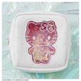 【『HELLO KITTY 50th ANNIVERSARY フロートポーチBOOK』（宝島社）】ラメやモチーフがゆらゆら漂うスクエア型のフロートポーチ