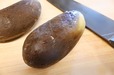 【なすの冷凍保存方法】今回は半解凍状態のなすをそのまま煮びたしにすることに。表面に格子状の切れ目を入れる