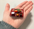 「サイズは手のひらに収まるミニチュアサイズ」＜サイズ：横幅：約5cm、高さ:約1cm～2,6cm（トレー含む）＞【ジョイフルのメニューが“超リアルなミニチュア”に変身！3月18日より全国のジョイフルで順次発売！】