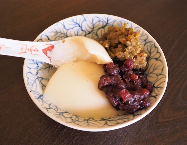 冷蔵庫で１～２時間ほど置けば固まる。シロップ＋氷＋トッピングでほどよい甘さに