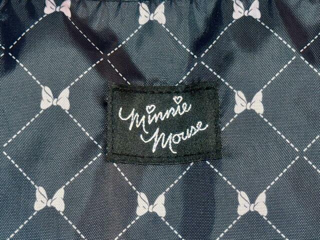 ミニーのサイン風のロゴタグ付き