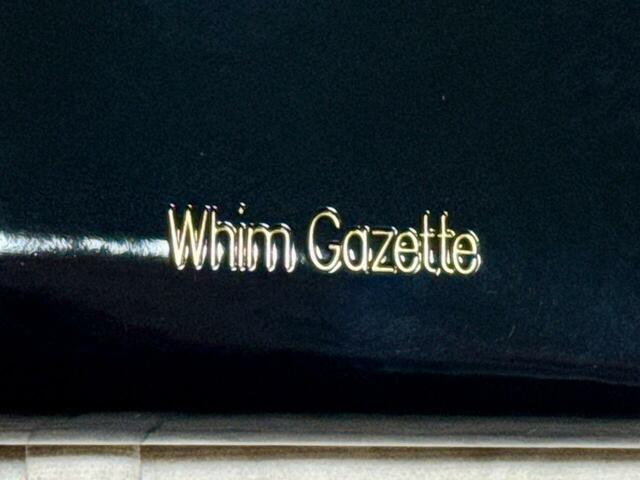 前面に「Whim Gazette」のブランドロゴ刻印入り。ゴールドも2026年の開運カラーです