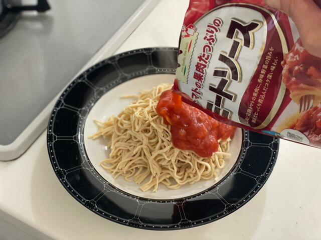 【優食　豆腐干】手順2．豆腐干にパスタソースをかけて完成！