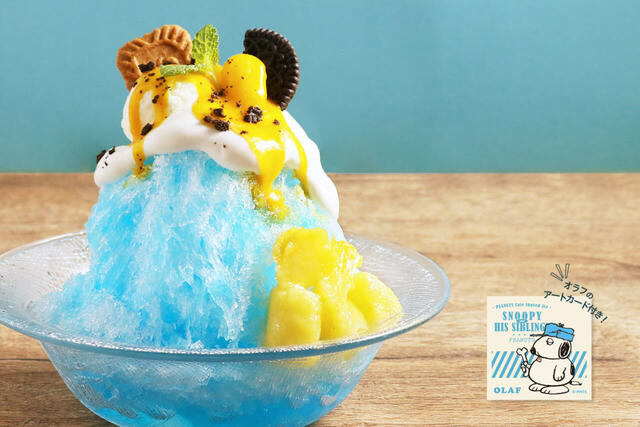 「オラフのブルーハワイかき氷 ※コンセプトコミックのアートカード付（C）2024 Peanuts Worldwide LLC」＜価格：Eat in ¥1,320（税込）＞【暑い季節にぴったり！スヌーピーときょうだいたちの“カラフルかき氷”が「PEANUTS Cafe」に登場！】