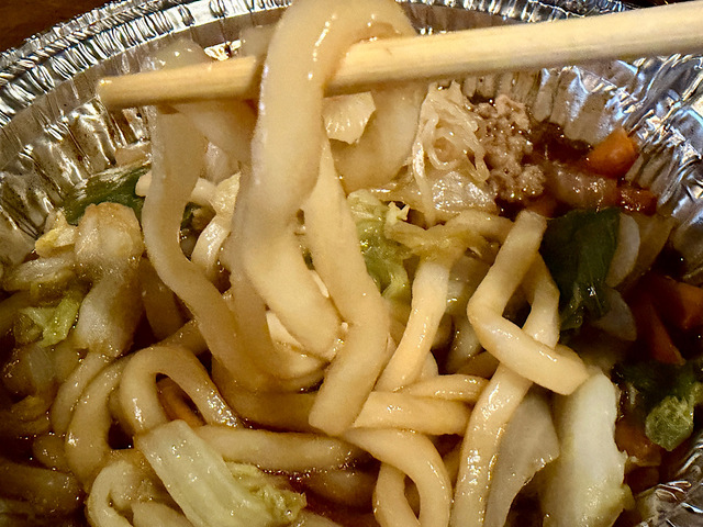 【すき家　牛すき鍋定食弁当】うどんは吉野家のきしめんよりコシが強めで、割り下と肉の旨みがしっかり絡み、箸が止まらない仕上がり