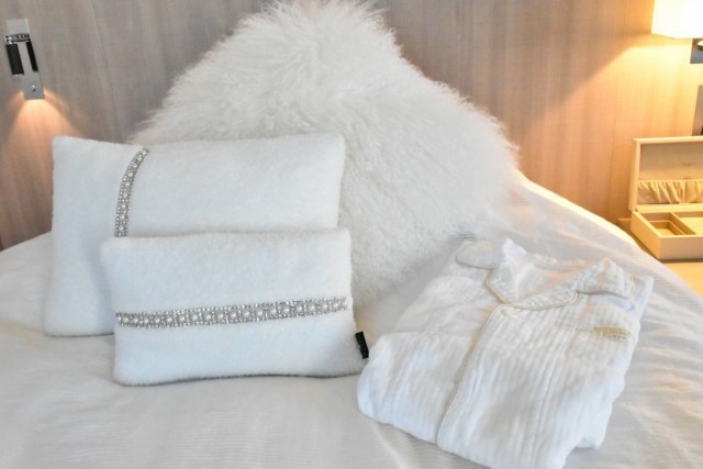 ミレニアム 三井ガーデンホテル 東京／クッションにもパールやラインストーンがキラリ