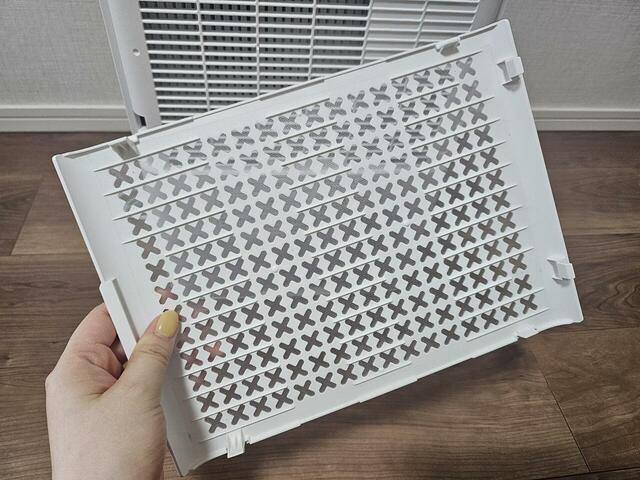 【アイリスオーヤマ　衣類乾燥除湿機】吸気口カバーは取り外し可能。網状になっているので掃除機やティッシュなどで簡単に掃除できます◎