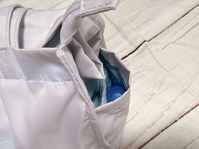 サイドポケットには日焼け止めと汗拭きシートを収納