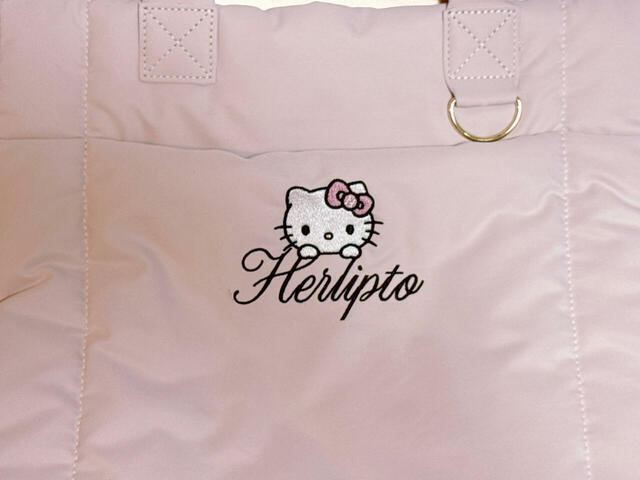 フロントポケットにハローキティとHer lip toのロゴ刺しゅう入り