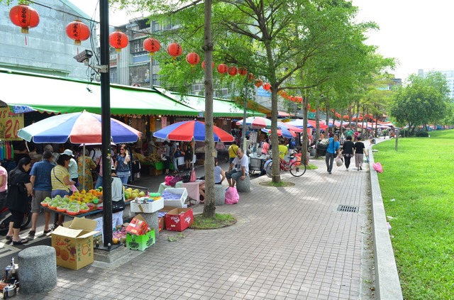 雨さえ降らなければ朝散歩に最高の雙連朝市。活気のある屋台や美味しい朝ごはんを堪能できる