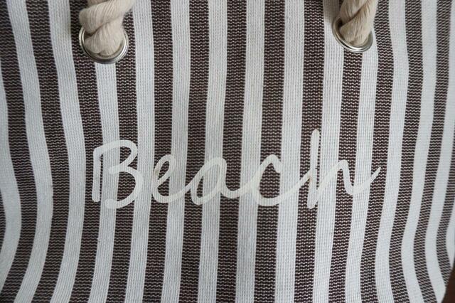 「Beach」のロゴが目立つデザイン