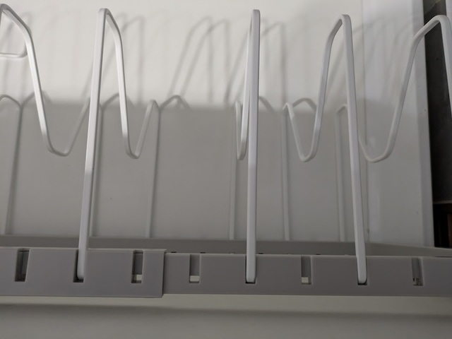 【山崎実業 tower シンク下 伸縮鍋蓋＆フライパンスタンド】サイズは約幅45～82×奥行き20×高さ17.5cmで、幅は3cm間隔で調節可能です