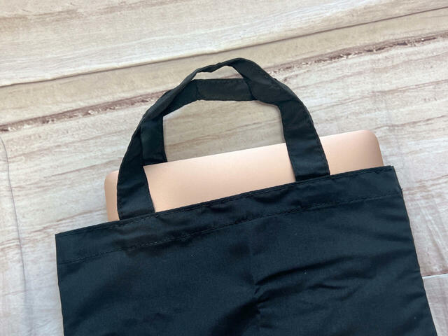 13インチのMacBook Airがぴったり入るサイズ