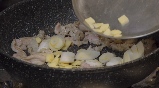 ネギと生姜を加えて焼きます。