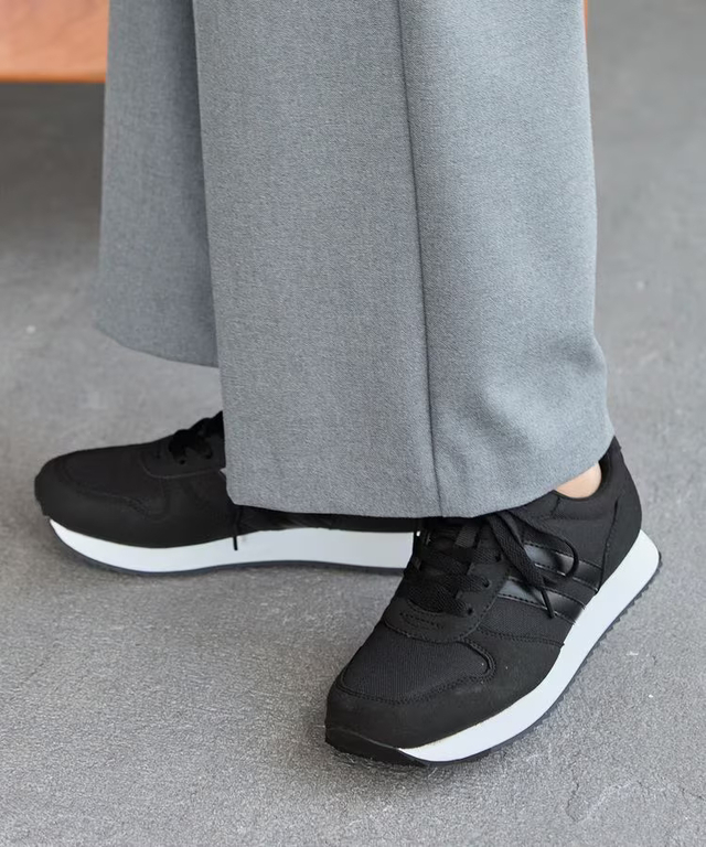 「快適ラインスニーカー」2,980円（税込）