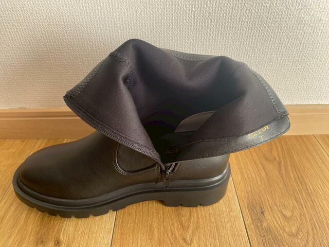 【GLOBAL WORK エアかる晴雨兼用ブーツ】足首より上の部分は柔らかい素材。やさしい足当たりです