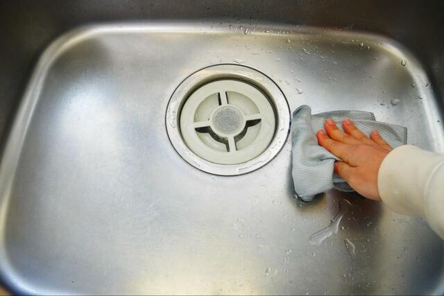 【Tipo s 超撥水剤 弾き! 防汚コーティング剤】水気をふき取ります