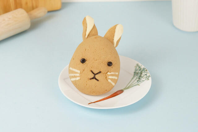 「ピーターラビット(TM)のコラボパン」＜価格：432円（税込）＞【ポンパドウルで「ピーターラビット(TM)」コラボグッズを発売！可愛いオリジナルアクリルキーホルダー登場！】