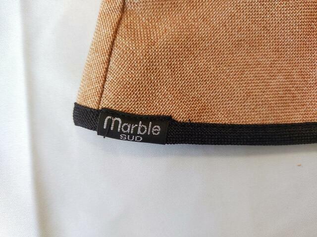 フチにはブランドロゴがさり気なく入っている【リンネル 2023年8月号増刊】付録「marble SUD（マーブルシュッド）×kazumiさん」コラボの麦わら風ハット＆収納巾着セット ：価格1,280円（税込）