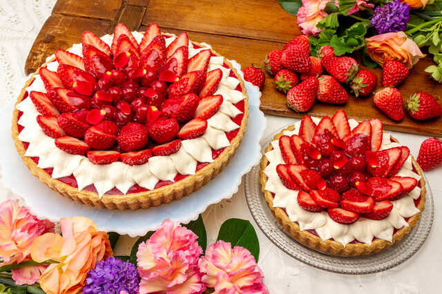 【キル フェ ボン「ラズベリーとバニラのタルト」】ホールサイズは2サイズ展開。食べる人数に合わせて選んでみて。