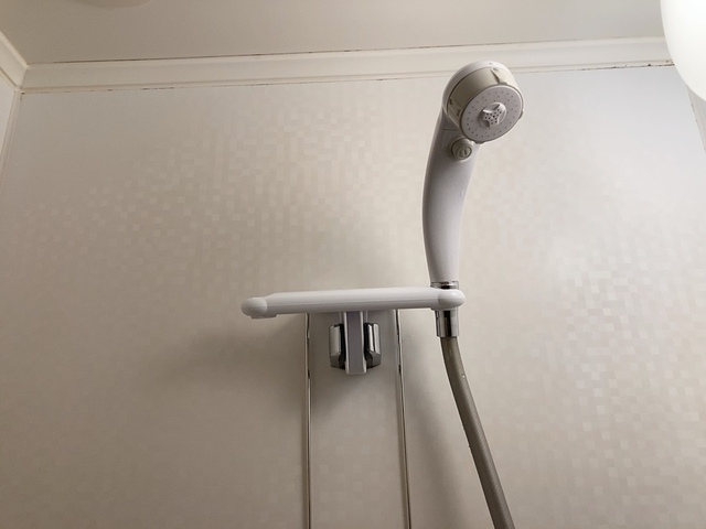 【ニトリ ステンレスシャワーラック】シャワーはラックに付属のホルダーに差し込んで使えます
