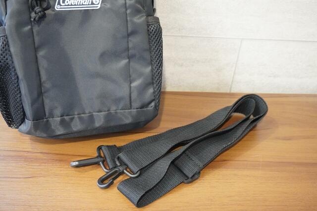 ショルダーストラップは簡単に取り外せる