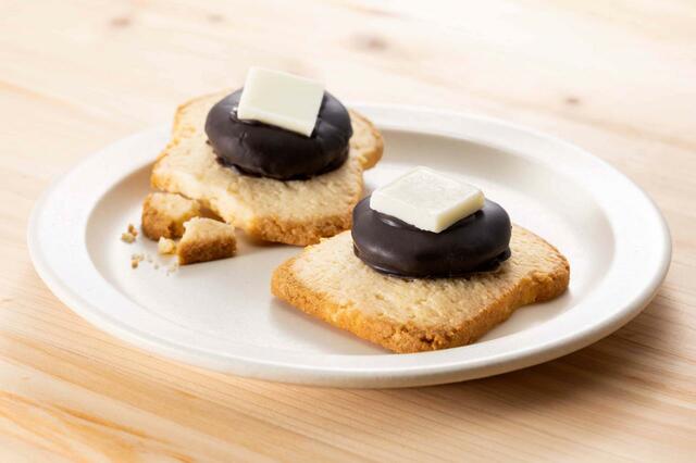 「コメダ珈琲店の小倉トーストサブレ」＜4個入　842円（本体価格780円）、8個入　1,620円（本体価格1,500円）＞