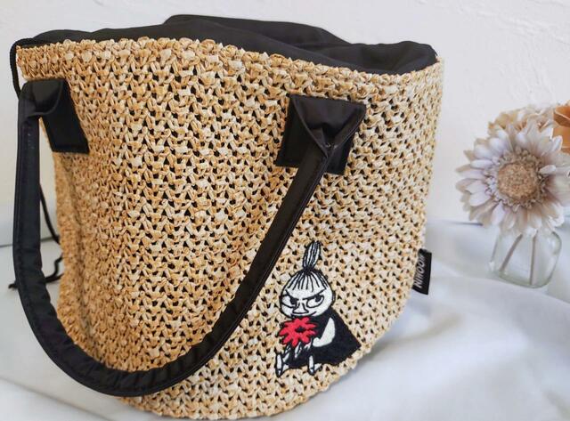 モノを詰めて部屋のインテリアとしてもおすすめ【MOOMIN(ムーミン)リトルミイの刺しゅうがかわいい!かごバッグ:3,289 円(税込)】