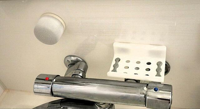 【3COINS マグネットスタンド防水スピーカー】浴室の壁にぴったりくっつきました！