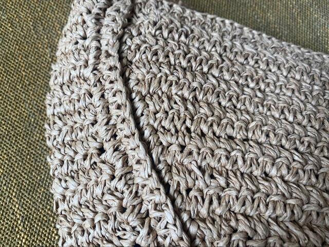 【UNIQLO ラウンドミニクロシェバッグ】クロシェ（かぎ針編み）の涼しげな見た目が特長。軽くて丈夫なペーパー素材で作られています