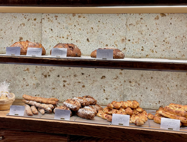 【Think】ハード系のパンも並んでいた