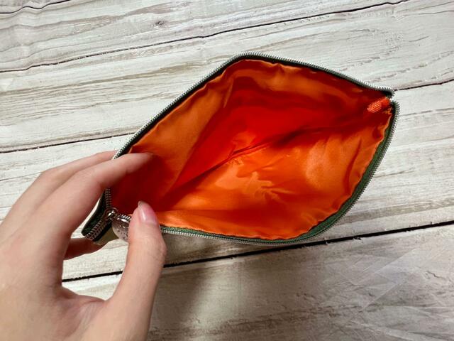 1段目のポケット。フラットタイプですがたくさん入りそう！【GLOW 2023年11月号】付録「SNOOPYスヌーピーのビーグル・スカウト50周年」3段ポケット収納上手ポーチ