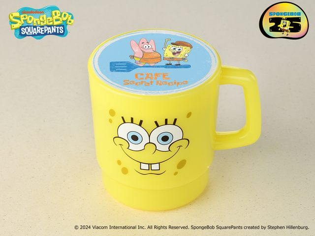 「アートラテ　選べる秘密のソース入り　ICE・HOT (定番カフェラテ/いちご/ココナッツ)」＜980円（税込）＞【『スポンジ・ボブ』のテーマカフェ「CAFE Secret Recipe」がオープン】