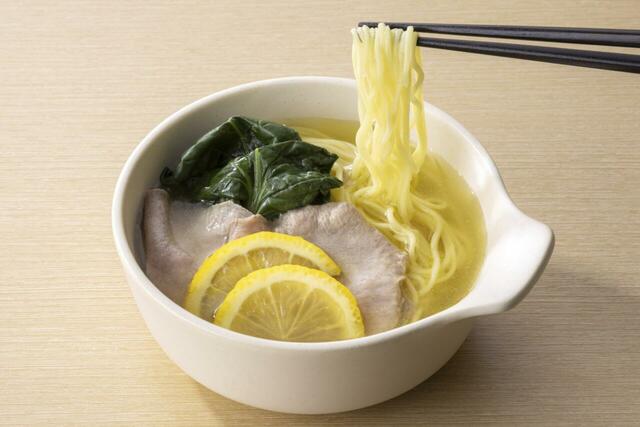 「​​​アレンジメニューの冷やしレモンラーメン」＜期間：2026年5月14日〜7月中旬（予定）＞【しゃぶ葉の「初夏の牛たんフェア」が今年も復活！新たに「牛テールだし」と「瀬戸内塩レモンだれ」が登場】