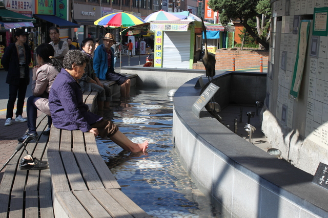 カルククスと温泉、両方楽しめたらベストだが、時間がない人は温陽温泉伝統市場の東の端にある足湯につかって帰るといいい